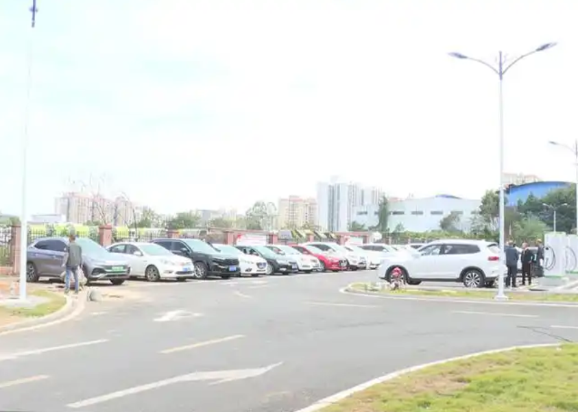 县发展集团:全速推进智慧停车场 + 充电桩建设,破解群众停车充电难题