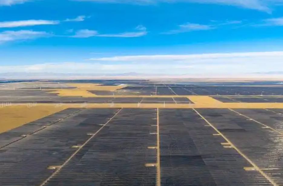 提前一年并网！青海共和425兆瓦光伏项目并网发电