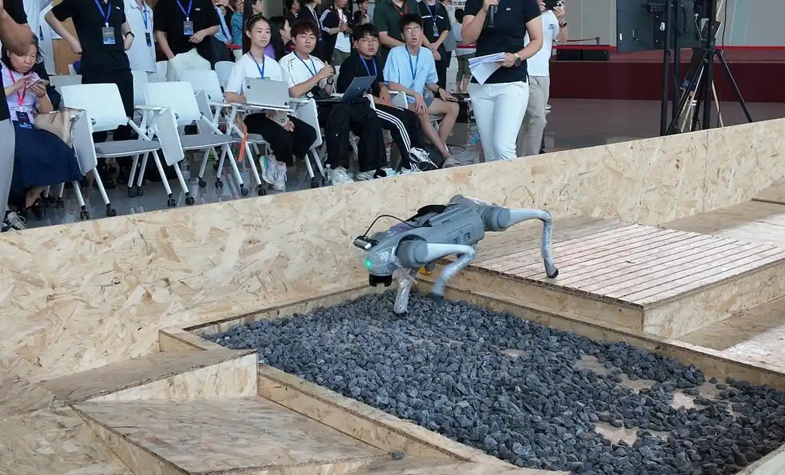 成都 AI 实景挑战赛：机器狗迷宫突围、无人机自主导航，赛场成为企业招新现场